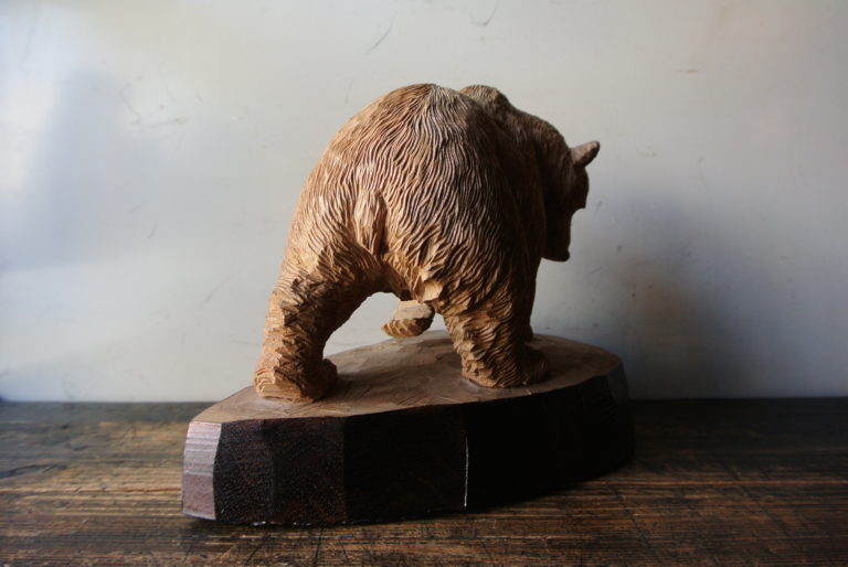 美しい 木彫りのミニ熊 伊藤幹男作 1点もの 無塗装 鮭背負い木彫り熊