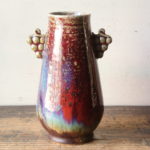 北斗窯 小森忍 紅寶釉 葡萄耳 花瓶 図録掲載品 - アンティーク雑貨